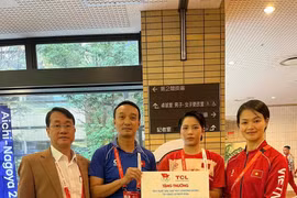 Vietnamese karate athlete Bui Ngoc Nhi (second, right) celebrates her bronze medal in the women’s individual Kata event at ASIAD 2026. (Photo: tdtt.gov.vn) 