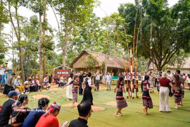 A cultural exchange at the Bana ethnic village space in the Vietnam National Village for Ethnic Culture and Tourism in the suburb of Hanoi (Photo: VNA)
