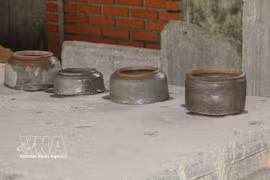 The artefacts comprise two main types of earthenware jars: straight-sided and rounded-shoulder jars. (Photo: VNA)