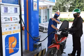 A commuter purchases fuel at a Petrolimex station. (Photo: VNA) 