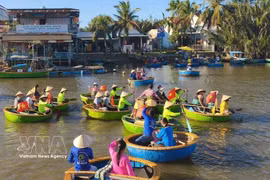 Boat tours in Cam Thanh village, Da Nang city, generate significant income for local residents. (Photo: VNA) 