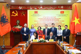 The signing ceremony of the Memorandum of Understanding on labour cooperation between Vietnam's Ministry of Home Affairs and Albania's Ministry of Economy and Innovation, facilitating the employment of Vietnamese workers in Albania. (Photo: baochinhphu.vn)