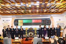 Minister of Finance Nguyen Van Thang performs the gong-striking ceremony to open the first trading session of 2026 at the Hanoi Stock Exchange on January 5. (Photo: VietnamPlus)