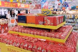 A display area for Mid-Autumn Festival cakes at a supermarket (Photo: VNA)