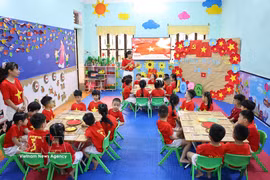 Teachers and children at Hoa Hong Kindergarten in Ha Giang 2 ward, Tuyen Quang province (Photo: VNA) 