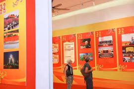 Visitors at an exhibition on the CPV's 95th founding anniversary in Hanoi (Photo: VNA)