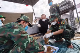 The Da Nang Military Command discovers various artifacts at a mass grave containing the remains of 17 war martyrs in Thu Bon commune, Da Nang city. (Photo published by VNA)