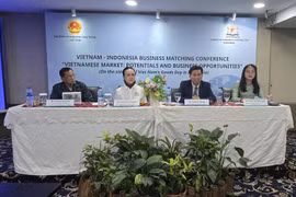 Vietnamese Ambassador to Indonesia Ta Van Thong and trade representatives from Vietnam and Indonesia at the business matching conference in Jakarta on July 29. (Photo: VNA)