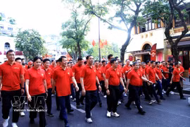 Officials take part in a walk around Hoan Kiem Lake in Hanoi on August 30 as part of the second nationwide “Marching Forward with Vietnam” event. (Photo: VNA) 