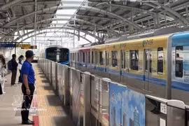 Passengers wait at a station of the Ben Thanh–Suoi Tien metro line. (Photo: VNA)