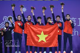 Vietnam’s women’s sepak takraw team celebrate the gold medal at the 2023 Asian Games in Indonesia. (Photo: VNA) 