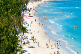 AirAsia highlights Kem Beach as a family-friendly destination, where children can play on the sand while parents enjoy a little more time relaxing by the sea. (Photo: VNA) 