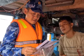 A working team from Coast Guard Region 2 Command inspects fishing licences and vessel monitoring system and guides fishermen on compliance with IUU fishing regulations. (Photo: VNA)