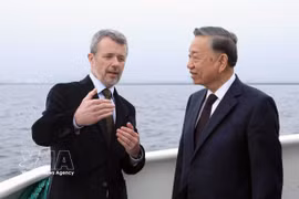 Danish King Frederik X briefs General Secretary of the Communist Party of Vietnam Central Committee and President To Lam on the Lynetteholm artificial peninsula project during a boat trip to the site. (Photo: VNA)