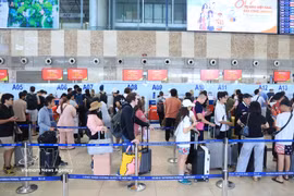 Passengers and visitors check in at Terminal 1 of Noi Bai International Airport. (Photo: VNA) 