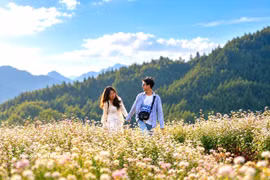 Tourists experience the buckwheat flower season on the Dong Van Karst Plateau. (Photo: VNA)