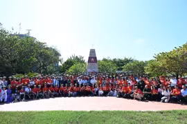 A delegation, comprising 48 overseas Vietnamese from 22 countries and territories, along with representatives of several agencies, organisations, businesses, artists and journalists at home, visit the Truong Sa (Spratly) archipelago and the DK1 offshore platforms. (Photo: VNA) 
