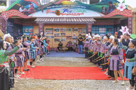 Mong people from Son La province perform the traditional pa pao ball-throwing game at the festival. (Photo: VNA)