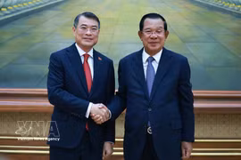 Prime Minister Le Minh Hung (left) and CPP President and President of the Cambodian Senate Hun Sen ( Photo: VNA)
