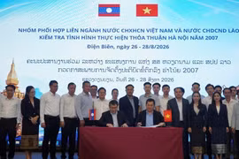 Representatives of the Vietnam–Laos inter-sectoral coordination group sign the minutes of the meeting. (Photo: Ministry of Industry and Trade) 