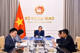 Minister of Foreign Affairs Le Hoai Trung and Vietnamese officials participate in the phone talks on May 26. (Photo: Ministry of Foreign Affairs)