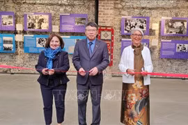 Delegates at the opening ceremony of the "long haired army" exhibition (Photo: VNA) 