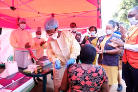 Healthcare workers administer Ebola vaccines to residents in Kampala, Uganda. (Photo: Xinhua/VNA) 