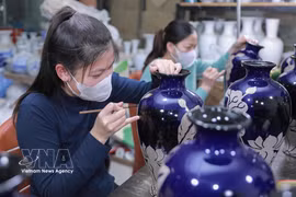 Intricate ceramic shaping techniques at Bat Trang craft village in Hanoi. (Photo: VNA) 