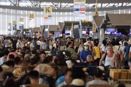 Tourists are pictured at the Suvarnabhumi airport passenger terminal in Samut Prakan province on April 11 last year. (Photo: Bangkokpost) 