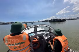 Officers and soldiers of the Son Tra Border Guard Station under the Da Nang Border Guard Command, conduct a patrol at the Da Nang estuary. (Photo: VNA) 