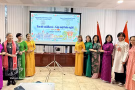 Representatives of the Hungary-Vietnam Friendship Association and the Vietnamese Association in Hungary pose for a group photo. (Photo: VNA) 