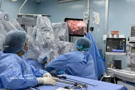 Binh Dan Hospital doctors perform a robotic surgery. (Photo: VNA) 