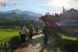 Members and farmers of Hua Cau village, Tien Yen commune, take part in an environmental clean-up. (Photo: baoquangninh.vn)