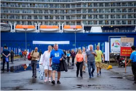 Cruise tourists in Vietnam (Photo : Sai Gon Giai Phong)