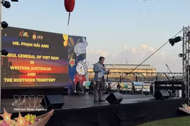 Vietnamese Consul General in Perth Pham Hai Anh delivers the opening remarks at the festival. (Photo: VNA)