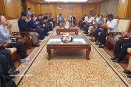 The meeting between the Journalists Association of Korea delegation and leaders of the Vietnam Journalists' Association in Hanoi on September 7. (Photo: VNA) 