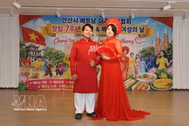 An ao dai fashion show at the festival. (Photo: VNA)