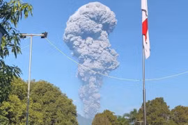 Smoke after the eruption of Mount Dukono in Indonesia (Photo:Reuters)