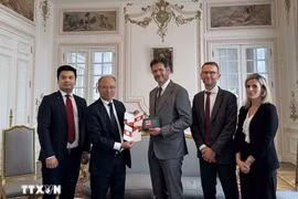 Prefect Xavier Delarue receives the Vietnamese Embassy delegation led by Ambassador Dinh Toan Thang. (Photo: VNA)