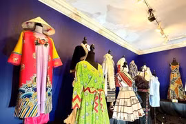 The ao dai Nhat Binh, a type of court dress from the Nguyen Dynasty (1802-1945), part of a special collection by designer Cao Minh Tien, at an exhibition in Washington, D.C. (Photo: VNA)