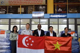 Representatives of Vietnam’s Ministry of Agriculture and Environment receives the relief shipment at Noi Bai International Airport on October 25. (Photo: congthuong.vn) 