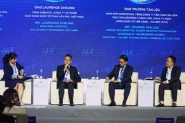 Experts discuss “Sustainable Global Value Chains: Green Logistics” at the event. (Photo: VNA)