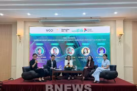 The panel discussion at the conference on sustainable trade practices for effective exports by women-owned and gender-responsive enterprises in Hanoi on August 27. (Photo: VNA)