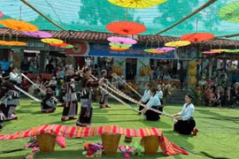 A traditional dance by ethnic minority women in their traditional costumes is one of the typical cultural activities held annually at the Vietnam National Village for Ethnic Culture and Tourism to celebrate the National Day. (Photo: bvhttdl.gov.vn)