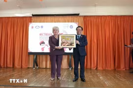 Vietnamese National Assembly Vice Chairman Le Minh Hoan (R) presents a gift to High School No. 488, St. Peterburg, Russia (Photo: VNA)