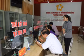 Residents visit the Public Administrative Service Centre in Nong Tien ward, Tuyen Quang province. (Photo: VNA)
