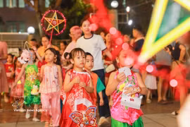 Children join a Mid-Autumn lantern procession. (Photo: VNA) 