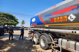 Officials inspect the 10-wheel tanker found smuggling fuel to Myanmar in Mae Sot border district on Sunday. (Photo:bangkokpost.com) 
