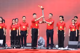 Nguyen Kim Quy (right), Secretary of the Ho Chi Minh Communist Youth Union Central Committee and President of the Vietnam Youth Federation, and Dao Duc Viet, Deputy Secretary of the Hanoi Committee of the Ho Chi Minh Communist Youth Union and President of the Hanoi Youth Federation, take part in the torch handover ceremony for the 2026 “I Love My Fatherland” journey. (Photo: VNA)