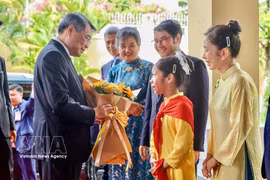 Prime Minister Le Minh Hung meets with staff of the Vietnamese Embassy and representatives of the Vietnamese community in Cambodia on October 10, 2026. (Photo: VNA)